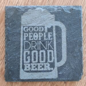 En fin glasbrik afbilledet af en øl med teksten "Good people drink good beer"