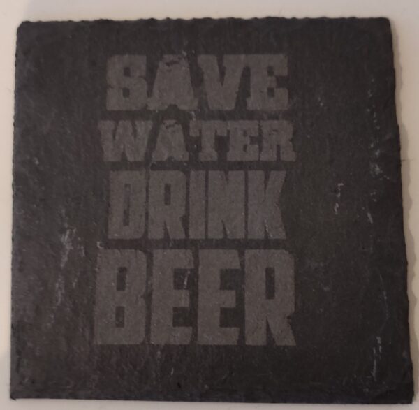 En glasbrik med teksten "Save Water Drink Beer" - perfekt som gave til en som elsker øl!