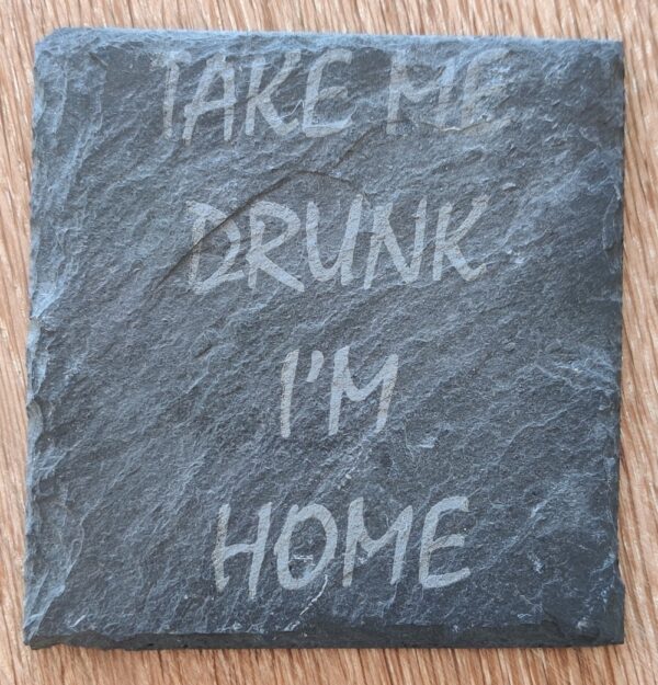 Ølbrik i naturskifer med teksten "Take me Drunk I'm home!"