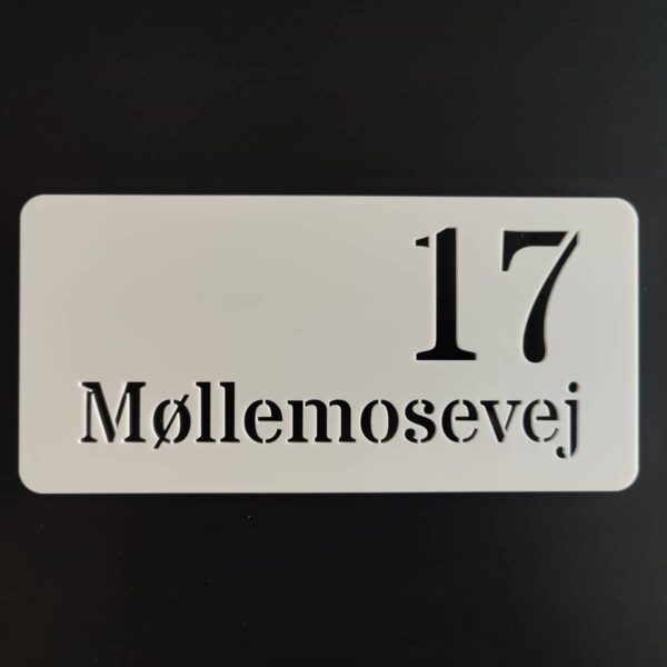 Husnummer skilt med vejnavn