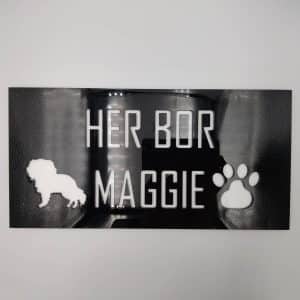 Her Bor Maggie - hundeskilt