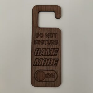 Aktiver "Game Mode On" med vores stilfulde dørskilt - det ultimative statement til gamere!