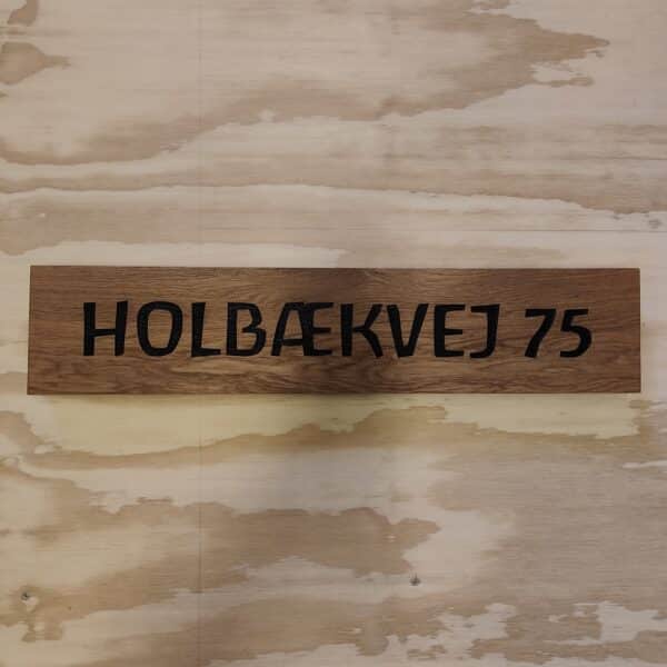 Holbækvej - træskilt i massiv eg