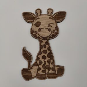Giraffen Gertrud vil dekorere og skabe en indbydende atmosfære på ethvert børneværelse.