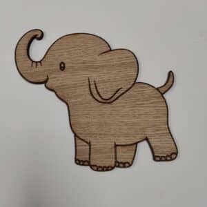 Elefant - Erik en sød vægdekoration i egetræsfiner, valnødfiner eller poppel til børneværelset.