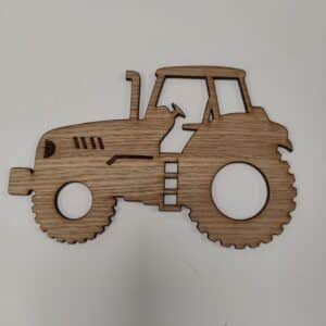 Traktor i træ - en vægdekoration til børneværelset - kan vælges i egetræsfiner, valnødfiner og poppel.